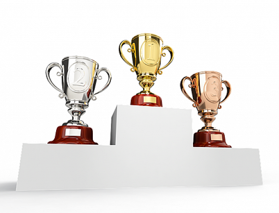 Podium  z pucharami - źródło grafiki  - pixabay