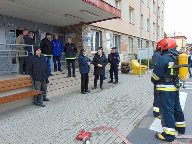 Atak terrorystyczny - nieznany mężczyzna wnosi do budynku butlę gazową, rozszczelnia ją, a gaz ma spowodować wybuch - zdjęcie w treści  nr 1