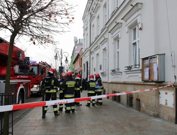 Ewakuacja budynku UM Krosna - ćwiczenia służb ratowniczych