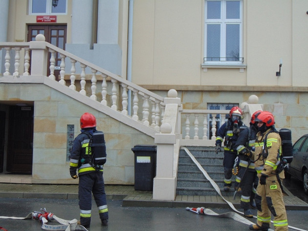 Atak terrorystyczny - nieznany mężczyzna wnosi do budynku butlę gazową, rozszczelnia ją, a gaz ma spowodować wybuch - zdjęcie w treści  nr 2