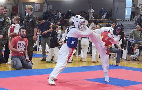 Krośnieński Klub Kyokushin Karate na turniejach w Libiążu i Łabuńkach - zdjęcie w treści  nr 1