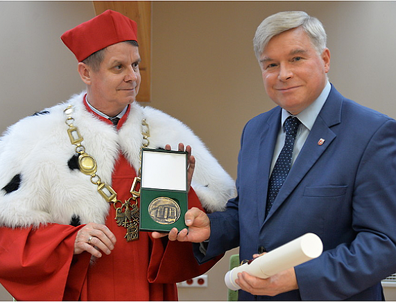 Uroczystość wręczenia medalu "Zasłużony dla PWSZ w Krośnie"