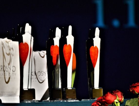 Statuetki wręczane nagrodzonym w konkursie Zasłużony dla Wolontariatu