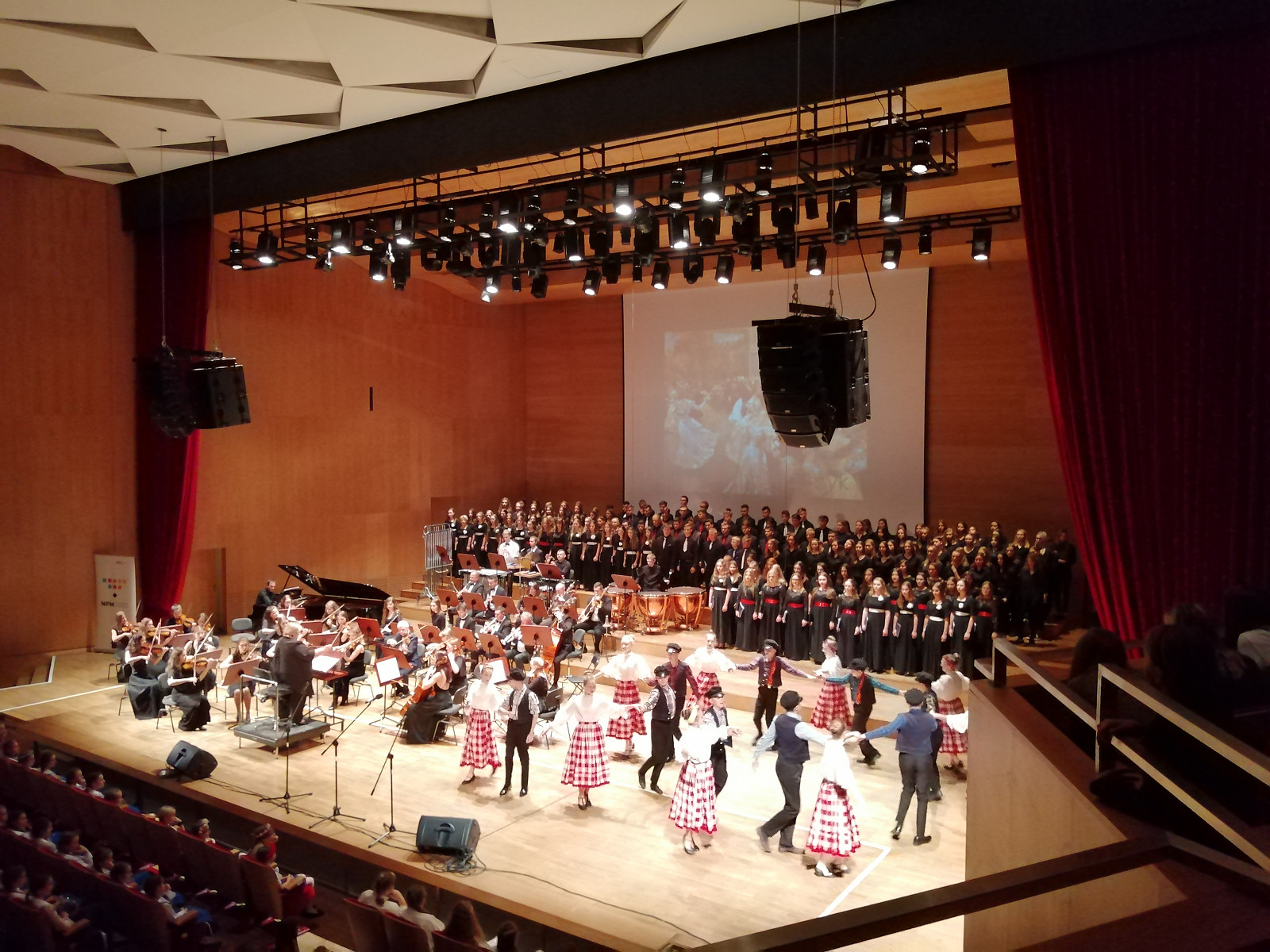 Rok moniuszkowski - występy chóru I LO w Krośnie w Teatrze Wielkim - Operze Narodowej i Filharmonii Podkarpackiej. - zdjęcie w treści 