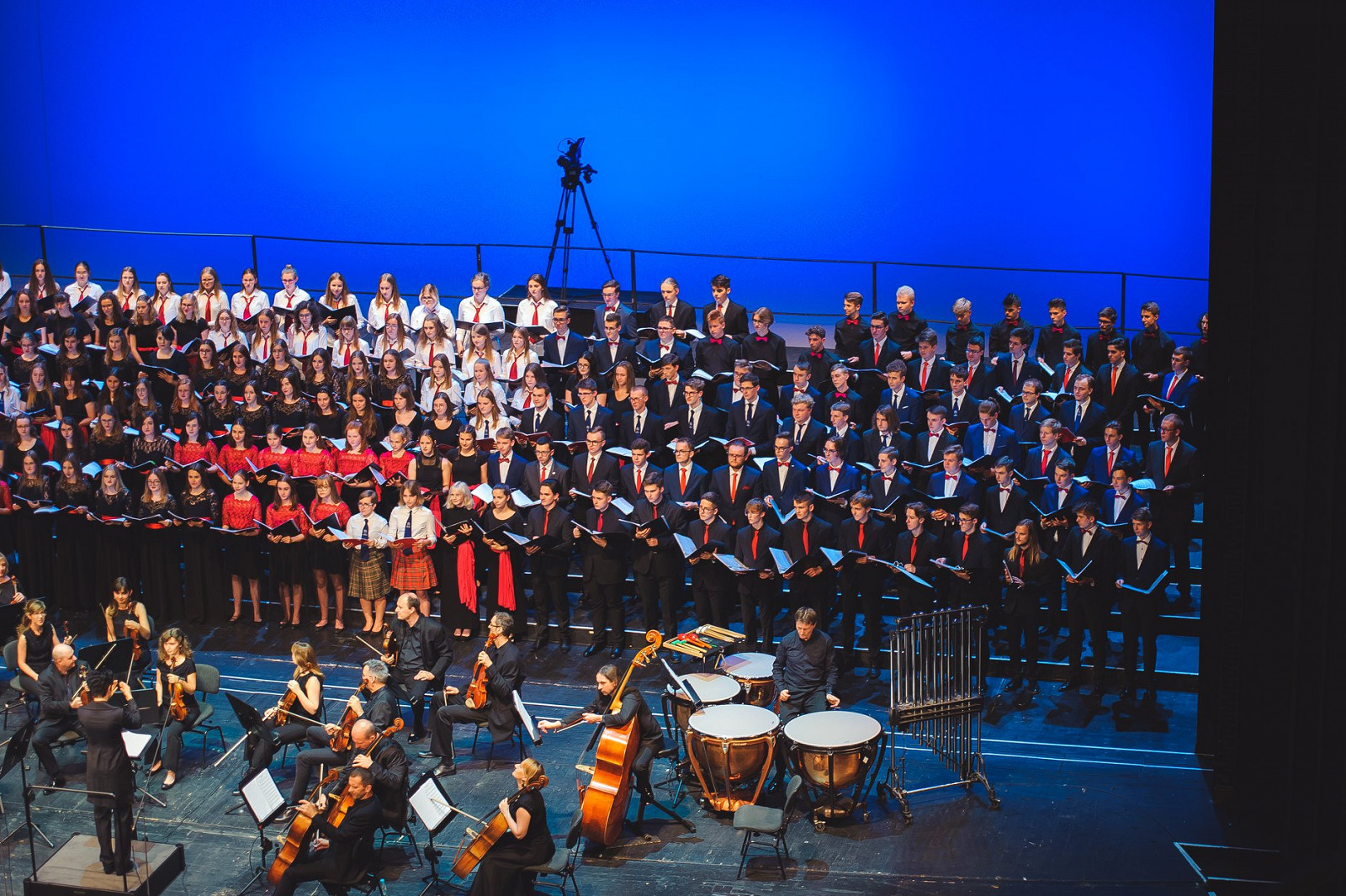 Rok moniuszkowski - występy chóru I LO w Krośnie w Teatrze Wielkim - Operze Narodowej i Filharmonii Podkarpackiej. - zdjęcie w treści  nr 2
