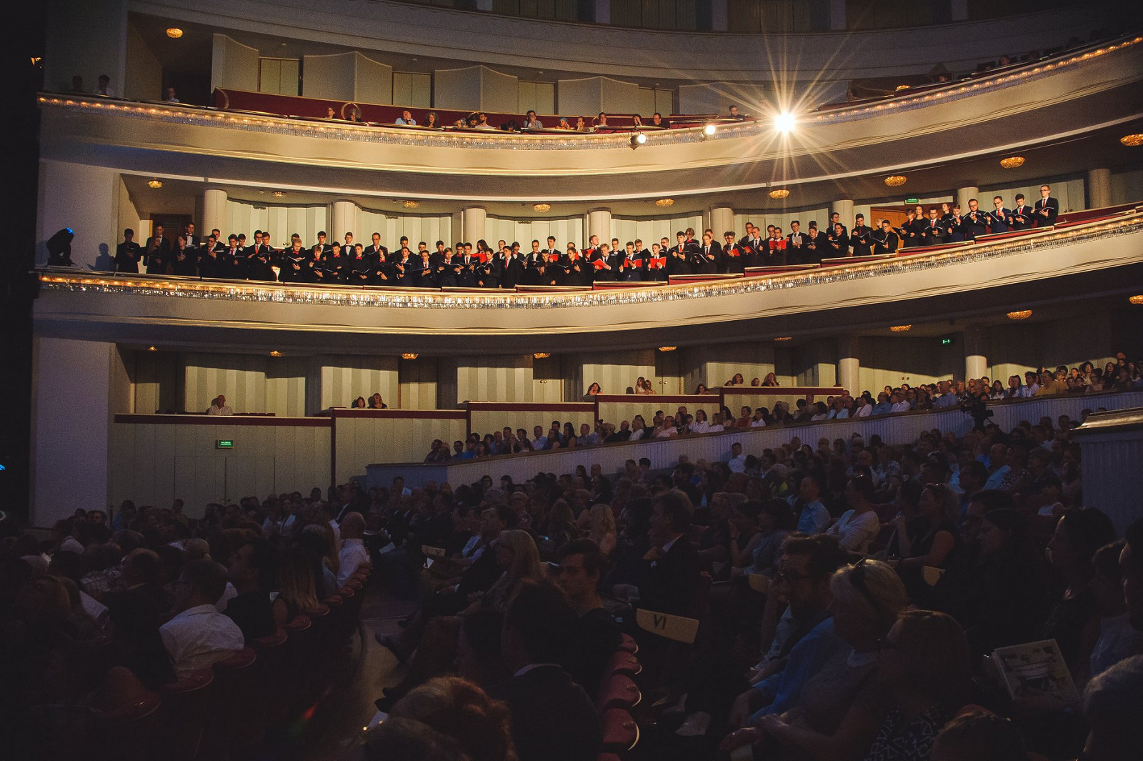 Rok moniuszkowski - występy chóru I LO w Krośnie w Teatrze Wielkim - Operze Narodowej i Filharmonii Podkarpackiej. - zdjęcie w treści  nr 1