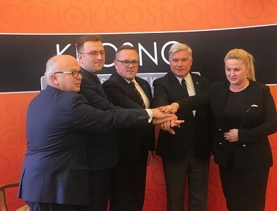 Przedstawiciele trzech gmin podpisujących porozumienie o zmianie granic