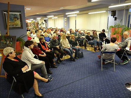 „Reportaż to stąpanie po cienkim lodzie” - Wojciech Tochman w Krośnieńskiej Bibliotece Publicznej - zdjęcie w treści nr 1