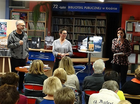 „Reportaż to stąpanie po cienkim lodzie” - Wojciech Tochman w Krośnieńskiej Bibliotece Publicznej - zdjęcie w treści