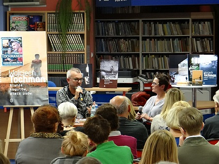 „Reportaż to stąpanie po cienkim lodzie” - Wojciech Tochman w Krośnieńskiej Bibliotece Publicznej - zdjęcie w treści nr 2