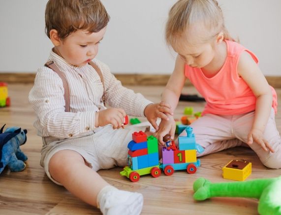 Bawiące się dzieci - źródło fot. freepic