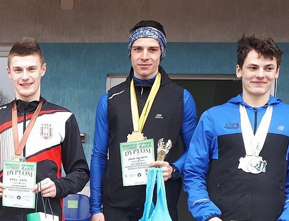 Szymon Gużkowski pierwszy z prawej