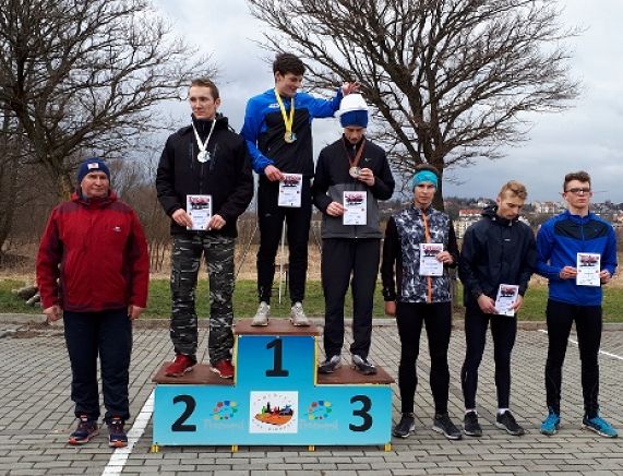 Szymon Gużkowski na najwyższym stopniu podium