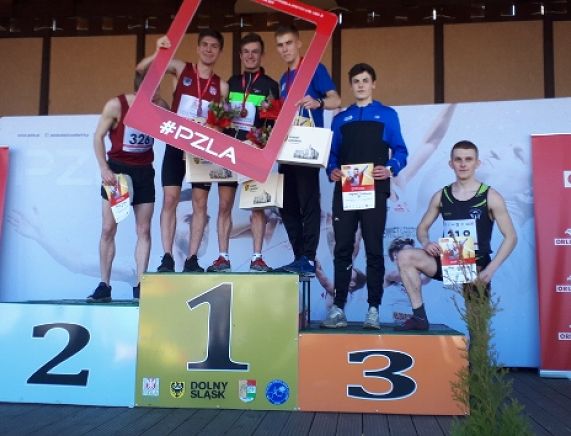 Szymon Gużkowski drugi od prawej na podium