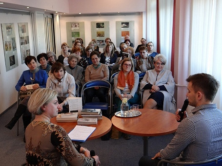 „Chcę być coraz lepszy dla swoich czytelników…” – spotkanie z Jakubem Małeckim w KBP - zdjęcie w treści 