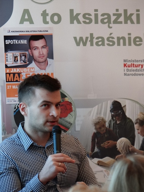 „Chcę być coraz lepszy dla swoich czytelników…” – spotkanie z Jakubem Małeckim w KBP - zdjęcie w treści  nr 1