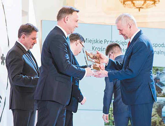 Janusz Fic, prezes MPGK w Krośnie, odbiera nagrodę przyznaną w konkursie Pracodawca Przyjazny Pracownikom, Warszawa, 19 marca br