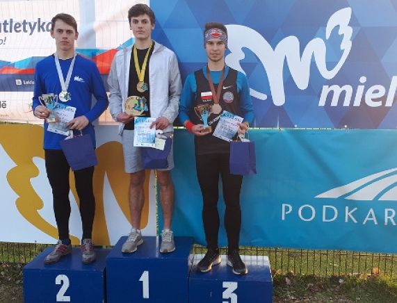 Szymon Gużkowski na najwyższym stopniu podium