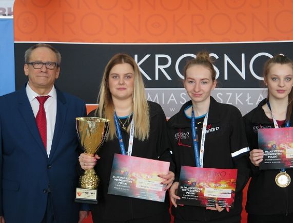 Drużyna grała w składzie: stoją od lewej :trener Janusz Maculski, Katarzyna Galus, Karolina Lalak, Angelika Janik. zdjęcie pierw