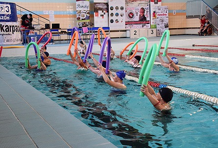 Znów będą pływać nocą. Celem jest pomoc 9-letniemu Adasiowi - zdjęcie w treści nr 1