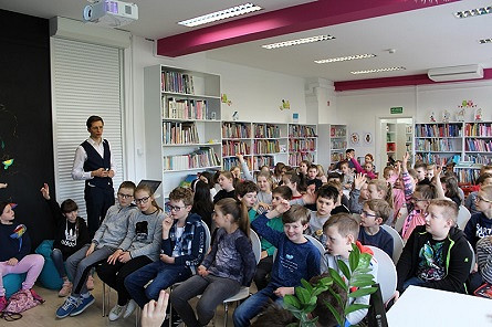 O kobiecie, która zawsze osiągała swój cel… Jakub Skworz na spotkaniach z młodymi czytelnikami - zdjęcie w treści