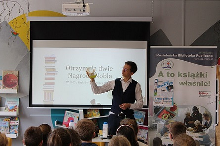 O kobiecie, która zawsze osiągała swój cel… Jakub Skworz na spotkaniach z młodymi czytelnikami - zdjęcie w treści nr 1