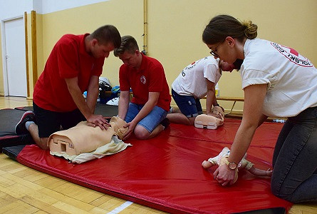 Znów będą pływać nocą. Celem jest pomoc 9-letniemu Adasiowi - zdjęcie w treści nr 2