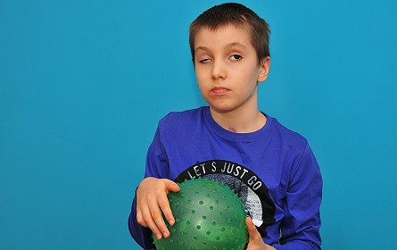 Znów będą pływać nocą. Celem jest pomoc 9-letniemu Adasiowi - zdjęcie w treści