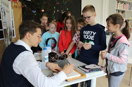 O kobiecie, która zawsze osiągała swój cel… Jakub Skworz na spotkaniach z młodymi czytelnikami - zdjęcie w treści nr 2