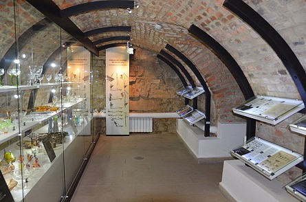 Szkło Podkarpackich Hut. Wyjątkowa wystawa w wyjątkowym miejscu - zdjęcie w treści