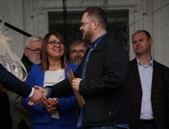 Odbiór nagrody Grand Prix z rąk Burmistrza Gminy Narol Grzegorza Dominika