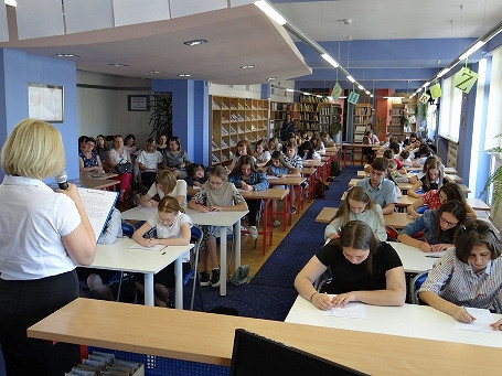 „Nieoczekiwanie z Ordynackiej wyskoczył huncwot w bejsbolówce…” – 8. edycja konkursu o tytuł „Krośnieńskiego Mistrza Ortografii” - zdjęcie w treści 