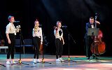 Zespół wokalny i Wojciech Gąbka-kontrabas fot. P. Gajda