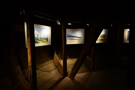 Patrzymy w przyszłość – uroczyste otwarcie wystawy uczniów Liceum Plastycznego - zdjęcie w treści