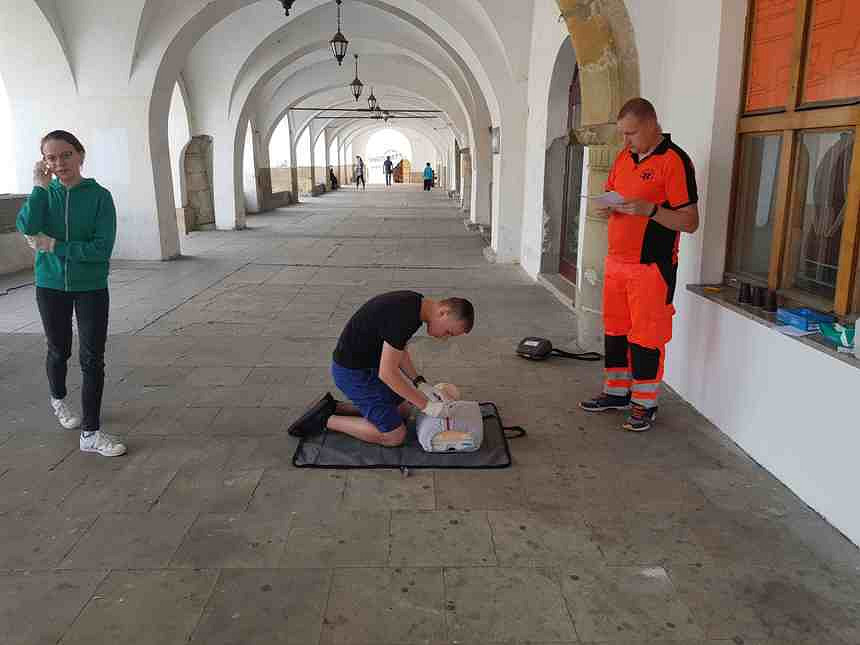Uczniowie z dotychczasowego Gimnazjum Nr 4 najlepsi w IX zawodach o puchar Dyrektora Pogotowia Ratunkowego w Krośnie - zdjęcie w treści 