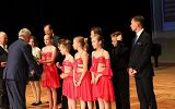 wręczneie nagród nagrodzonym uczniom