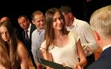 wręczneie nagród nagrodzonym uczniom