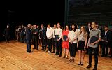 wręczneie nagród nagrodzonym uczniom