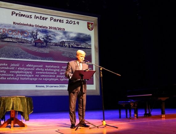 wręczneie nagród nagrodzonym uczniom