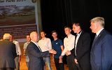 wręczneie nagród nagrodzonym uczniom