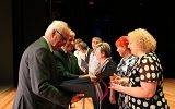 wręczneie nagród nagrodzonym uczniom