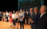 wręczneie nagród nagrodzonym uczniom