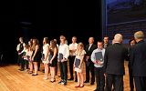 wręczneie nagród nagrodzonym uczniom