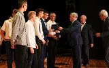 wręczneie nagród nagrodzonym uczniom