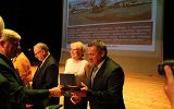 wręczneie nagród nagrodzonym uczniom