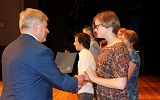 wręczneie nagród nagrodzonym uczniom