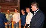 wręczneie nagród nagrodzonym uczniom