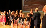 wręczneie nagród nagrodzonym uczniom