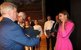 wręczneie nagród nagrodzonym uczniom