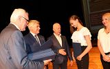 wręczneie nagród nagrodzonym uczniom